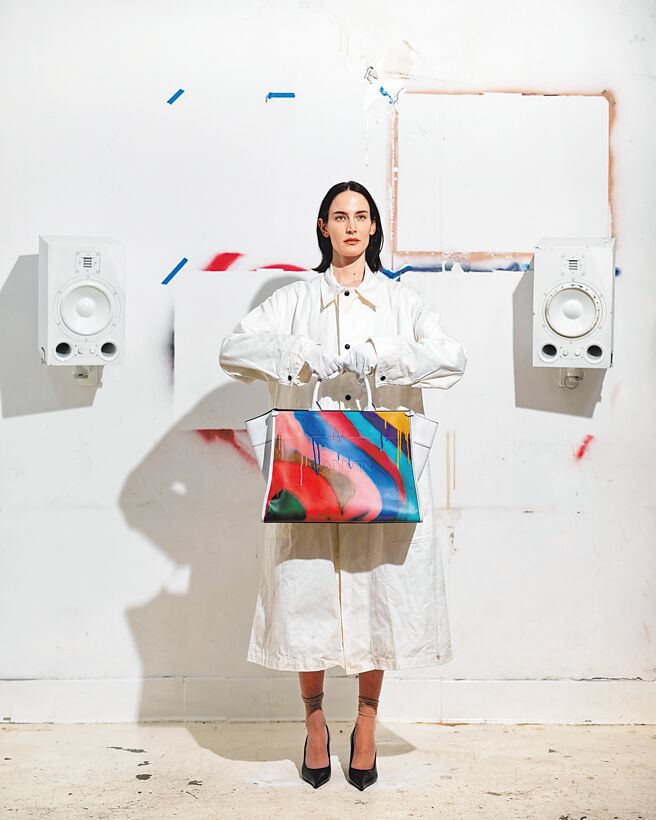 微风南山LANVIN GALLERY DEPT. X LANVIN IN&OUT托特包，1万1200元。（微风提供）