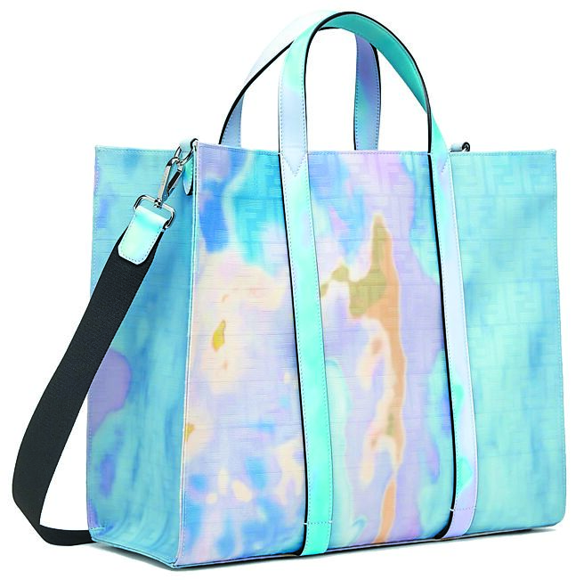 FENDI多彩天空图腾购物包，6万5000元。（FENDI提供）