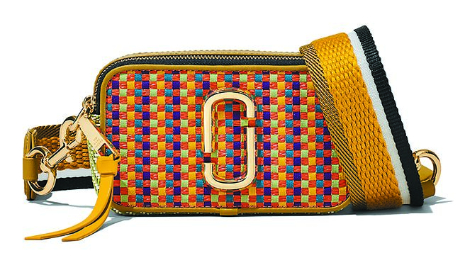 Marc Jacobs The Color彩色编织相机包，1万7900元。（Marc Jacobs提供）