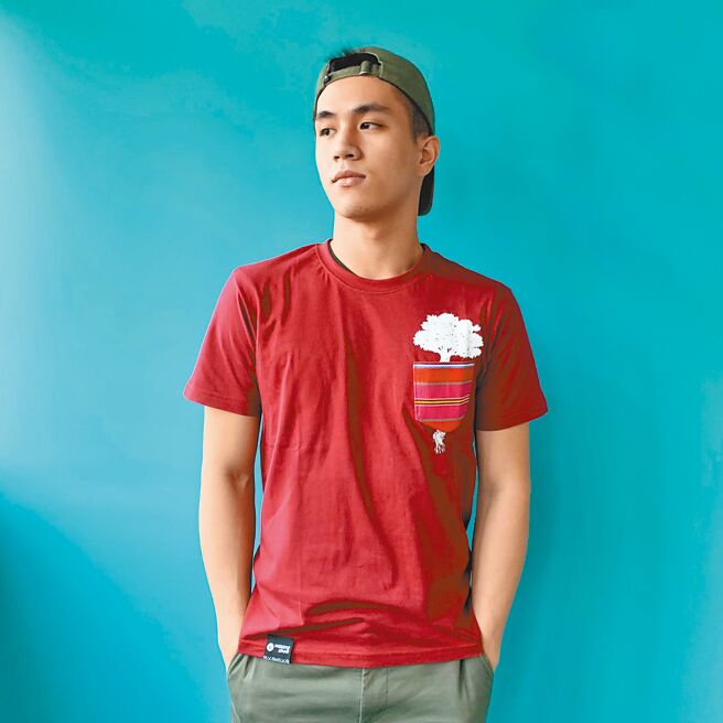 花生骚口袋森林系列色彩鲜明，传达原住民对自然界大地的敬意，官网价780元。（花生骚提供）