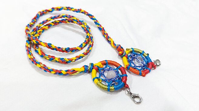 吉祥物工作室的捕梦网编织不固定工法，每一个都独一无二，定价600元。（吉祥物工作室提供）