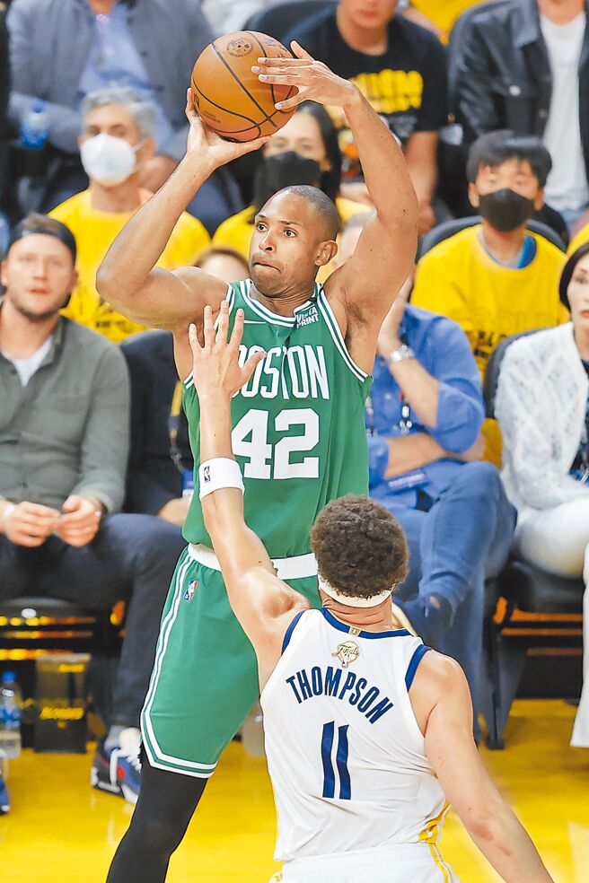 36岁的荷福德（左）在生涯总冠军赛处女秀砍进6记三分球，成为G1塞尔提克逆转气走勇士的功臣。（美联社）