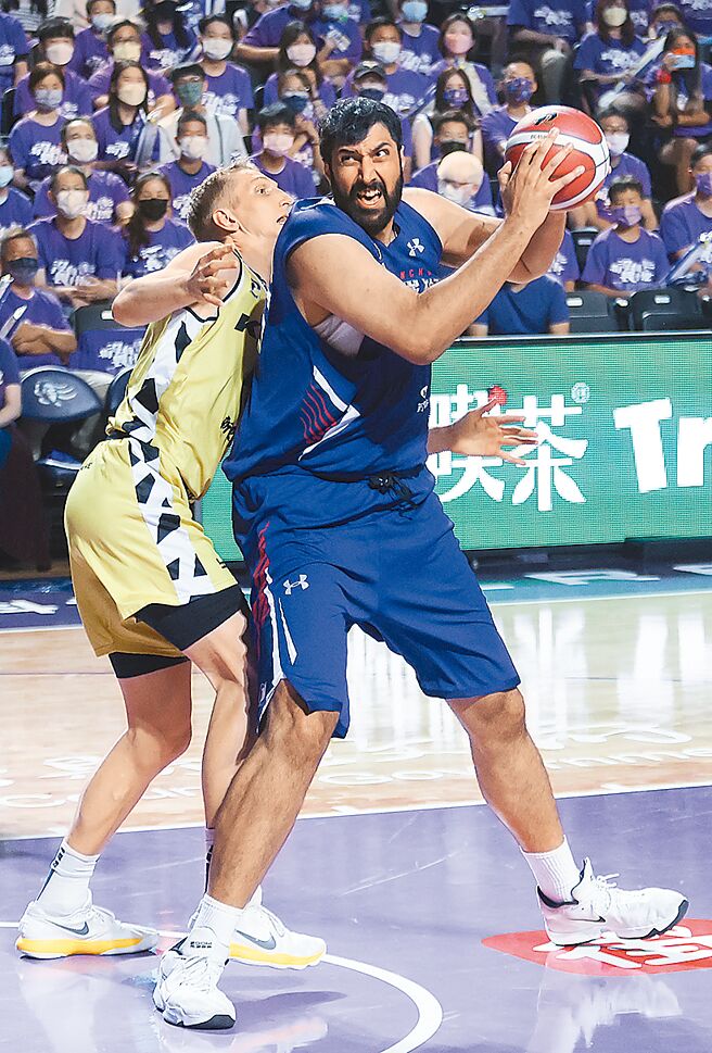 PLG季后赛开打，攻城狮洋将辛巴（右）强攻新北国王禁区。（中央社）