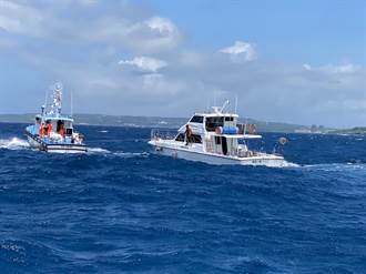 遊艇故障15人無助海上漂 海巡攜手威鯨前往救難
