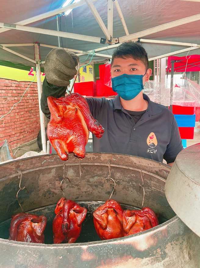 大仁哥桶仔雞廣受歡迎，擁有14萬粉絲，沒預約就吃不到，卻在4日晚間無預警宣布熄燈。(圖／大仁哥桶仔雞臉書)