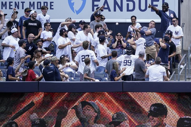 洋基主場觀眾準備接取賈吉的全壘打球。（美聯社）