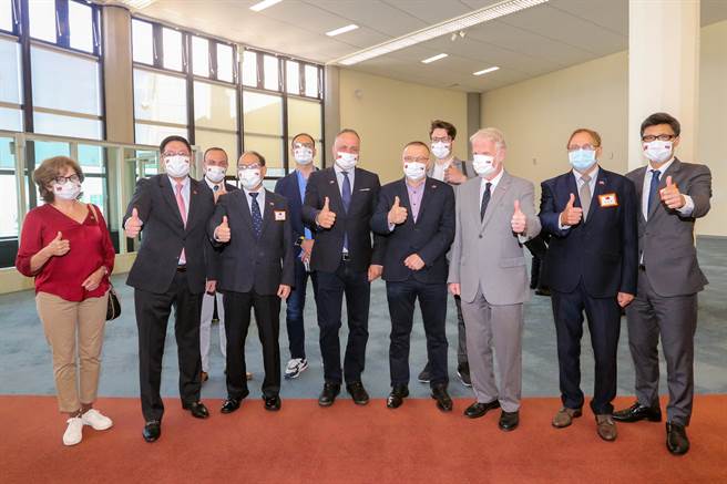 斯洛伐克国会及布拉提斯拉瓦省联合访问团5日上午抵台访问，斯洛伐克国会副议长劳伦契克（前右四）、国会友台小组主席欧舒斯基（前右三）议员、布拉提斯拉瓦省省长德若巴（前左四）、驻斯洛伐克代表李南阳（前左二）、外交部政务次长曾厚仁（前左三）、斯洛伐克驻台代表博塔文（右二）于现场合照。（陈麒全摄）