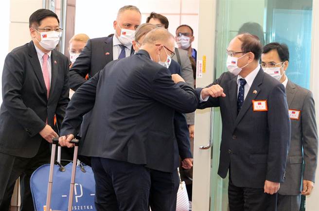 斯洛伐克国会及布拉提斯拉瓦省联合访问团5日上午抵台访问、外交部政务次长曾厚仁前来接机，并与斯洛伐克国会副议长劳伦契克（Milan Laurencik）碰肘致意。（陈麒全摄）