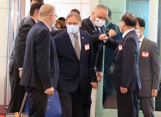 斯洛伐克国会及布拉提斯拉瓦省联合访问团5日上午抵台访问、外交部政务次长曾厚仁前来接机并与访问团成员布拉提斯拉瓦（Bratislava）省省长德若巴（Juraj Droba）碰肘致意。（陈麒全摄）