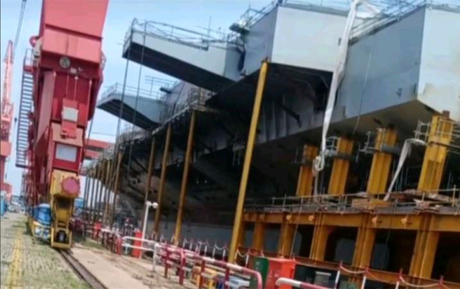 网上流传的003型航母超近距离照显示，它拥有远优于解放军前两艘航母的电磁弹射器。（网路）