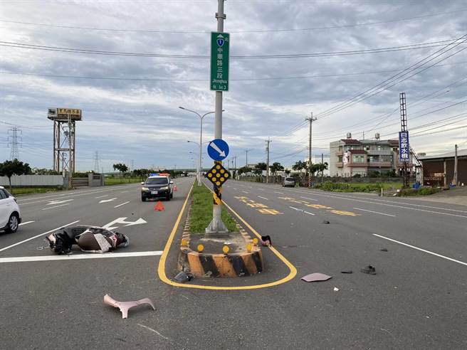 阮姓移工2日駕車疑未遵守交通號誌與機車相撞後，立刻與車上乘客棄車逃逸。（民眾提供）