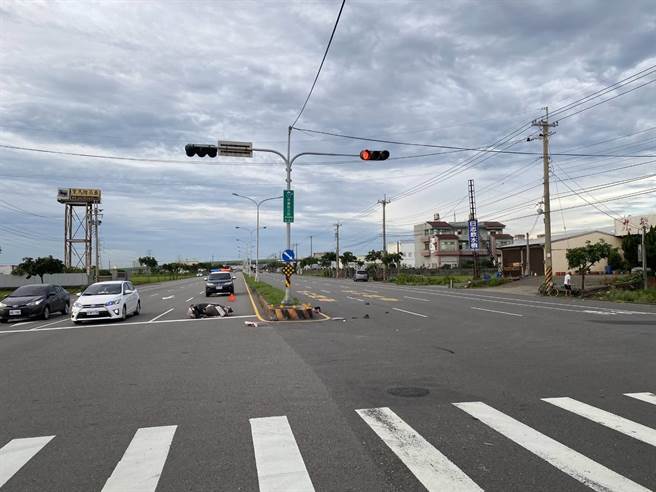 阮姓移工2日駕車疑未遵守交通號誌與機車相撞後，立刻與車上乘客棄車逃逸。（民眾提供）