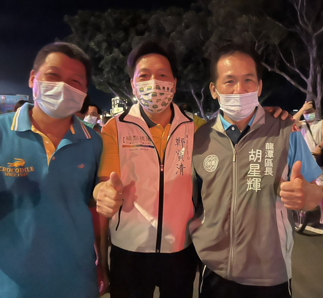 郑宝清与龙潭区长胡星辉以及基层人士合影。（民眾提供）