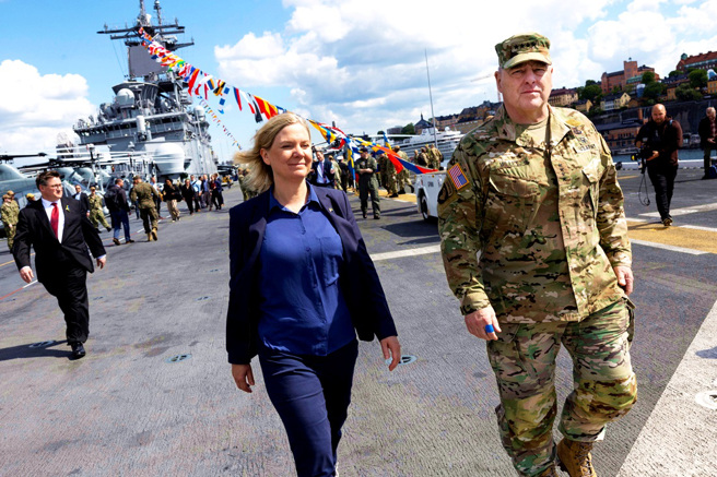 美国参谋首长联席会议主席密利上将（Mark Milley，图右）4日表示，美国决心支持瑞典与芬兰加入北大西洋公约组织（NATO），与此同时美国两栖攻击舰「基尔沙吉号」（USS Kearsarge）也已停泊在瑞典斯德哥尔摩，是至今停靠该港的最大型美军军舰。（图／路透社）