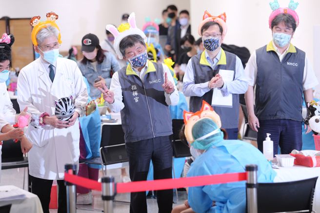 指揮中心近期協助地方政府設置7大兒童疫苗接種站，6月1日起提供5到11歲兒童疫苗接種服務，5日是接種站開設最後1天。衛福部長陳時中(左二)5日前往中正紀念堂兒童疫苗接種站視察，並戴上小白兔的氣球頭飾，為小朋友們加油打氣。(黃世麒攝)