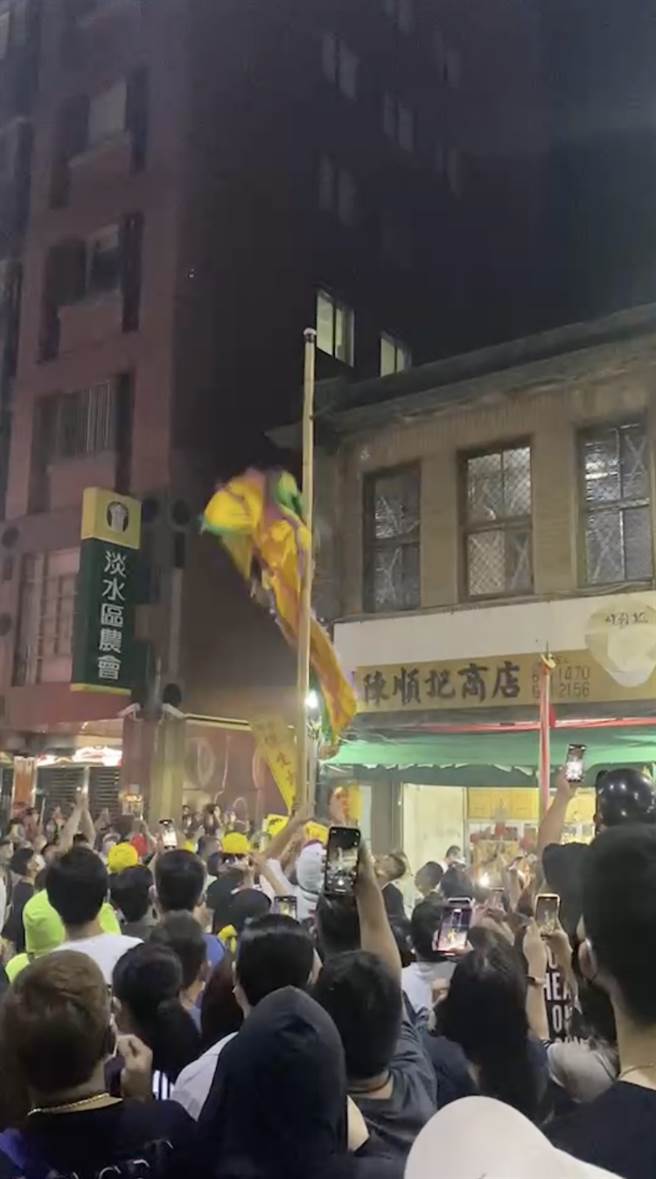 才刚表演没多久，林男就失足从竹竿上坠落。（翻摄画面）