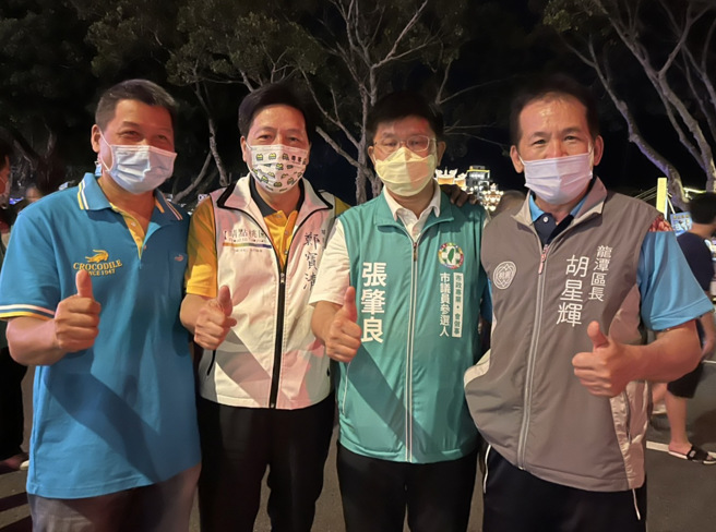 郑宝清与当地人士合影。（民眾提供）