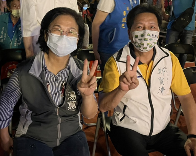 郑宝清与当地人士合影。 （民眾提供）