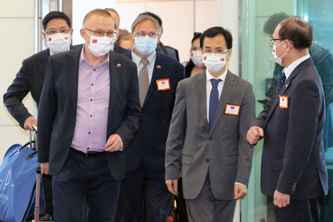 斯洛伐克國會副議長勞倫契克（Milan Laurencik）（左一）率一行10人訪台團，搭乘長榮航空BR-66航班於5日上午7點21分抵達桃園國際機場，外交部由政務次長曾厚仁（右一）代表接機。（陳麒全攝）