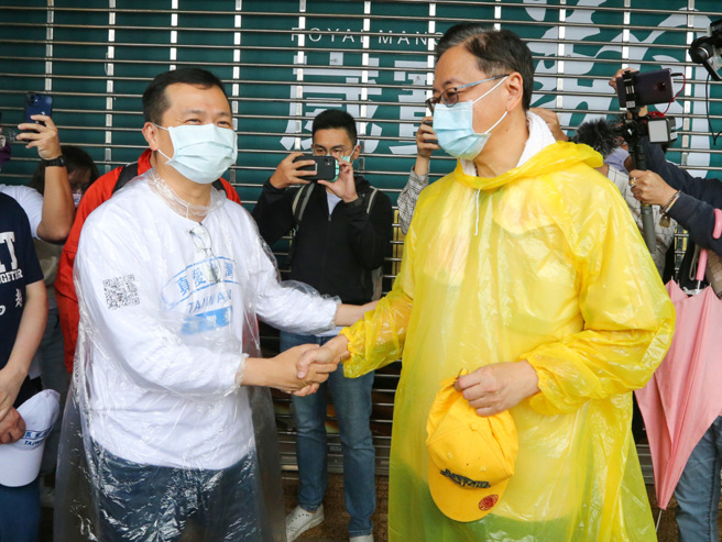 圖為前行政院長張善政（右）與國民黨前台北市議員羅智強（左）上月26日一同參加「祈福走桃園」的活動。（本報資料照 / 陳麒全攝）