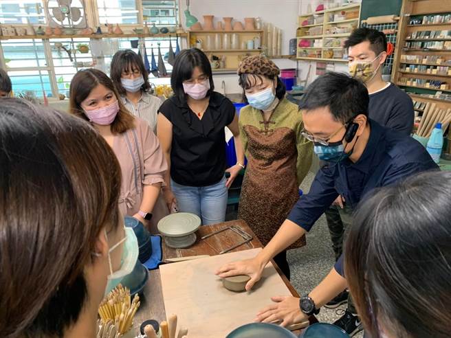 中和国小和乐陶社群在陶艺教室共同研讨发展学校课程。（新北市教育局提供）