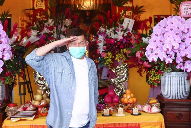 適逢無極地王大至尊聖誕，澎恰恰5日到天寶聖道宮接下神明親賜金印，並發表「加速還債宣言」。（鄧博仁攝）
