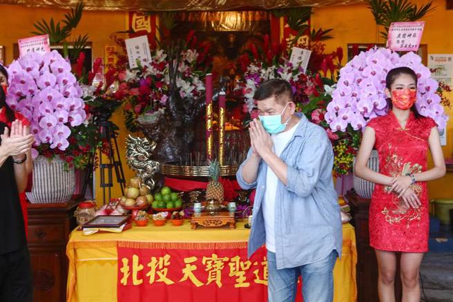 適逢無極地王大至尊聖誕，澎恰恰5日到天寶聖道宮接下神明親賜金印，並發表「加速還債宣言」。（鄧博仁攝）
