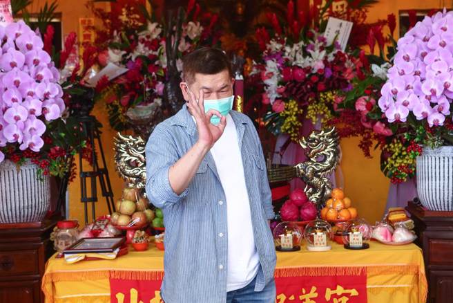 適逢無極地王大至尊聖誕，澎恰恰5日到天寶聖道宮接下神明親賜金印，並發表「加速還債宣言」。（鄧博仁攝）
