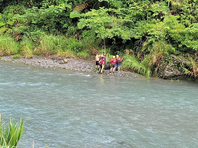 30岁陈男、29岁金男以及28岁李男昨日下午一点左右涉水穿越阿玉溪，并在附近钓鱼。（警方提供／李奇叡新北传真）