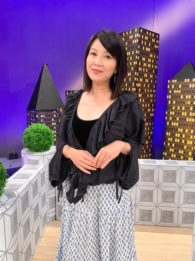 苗可丽笑说曾为了初恋献出许多第一次。（卫视中文台提供）