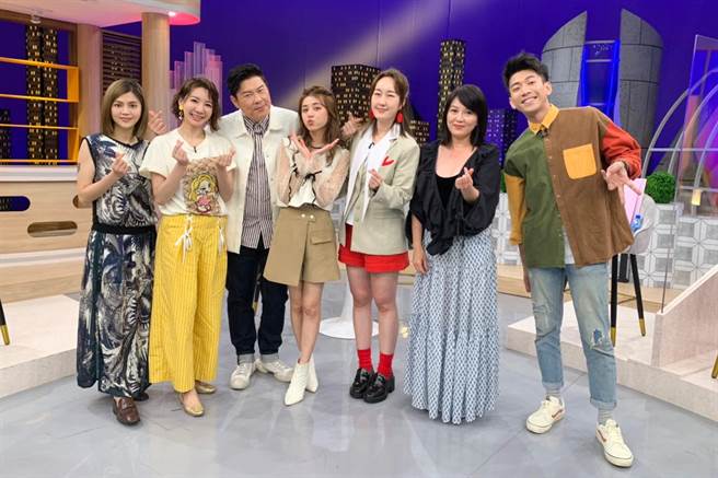 吴俊谚（右起）、苗可丽、巴钰、宇珊、曾国城、简立喆、叶欣眉分享初恋故事。（卫视中文台提供）