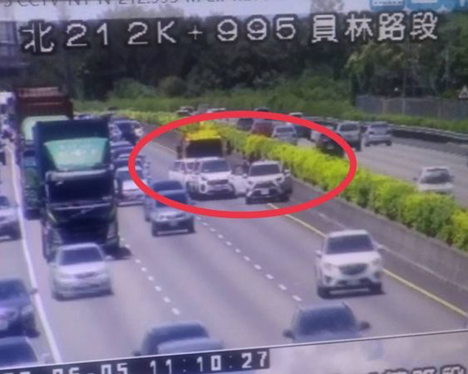 国道1号北上员林段5日上午11时许发生4车追撞，稍早状况已排除，车流逐渐恢復中。（翻摄自记者爆料网）