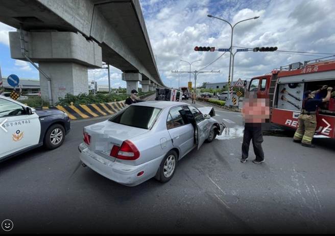 仁德分隊救護車執行勤務途中遭撞。(民眾提供／曹婷婷台南傳真)
