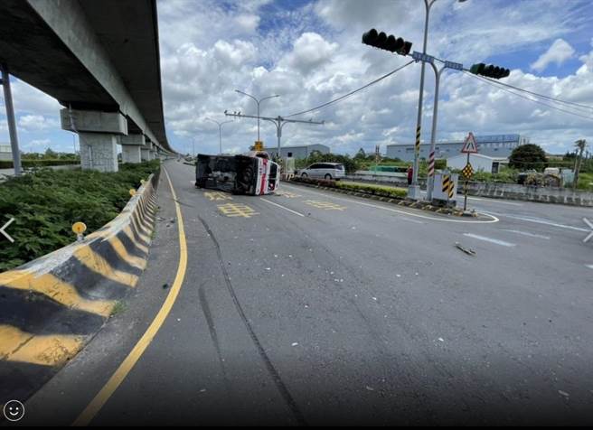 仁德分隊救護車執行勤務途中遭撞。(民眾提供／曹婷婷台南傳真)