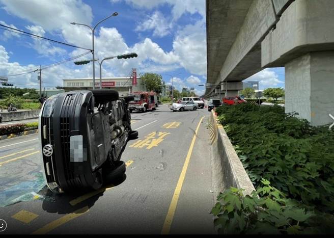 仁德分隊救護車執行勤務途中，發生車禍被撞到側翻。(民眾提供／曹婷婷台南傳真)