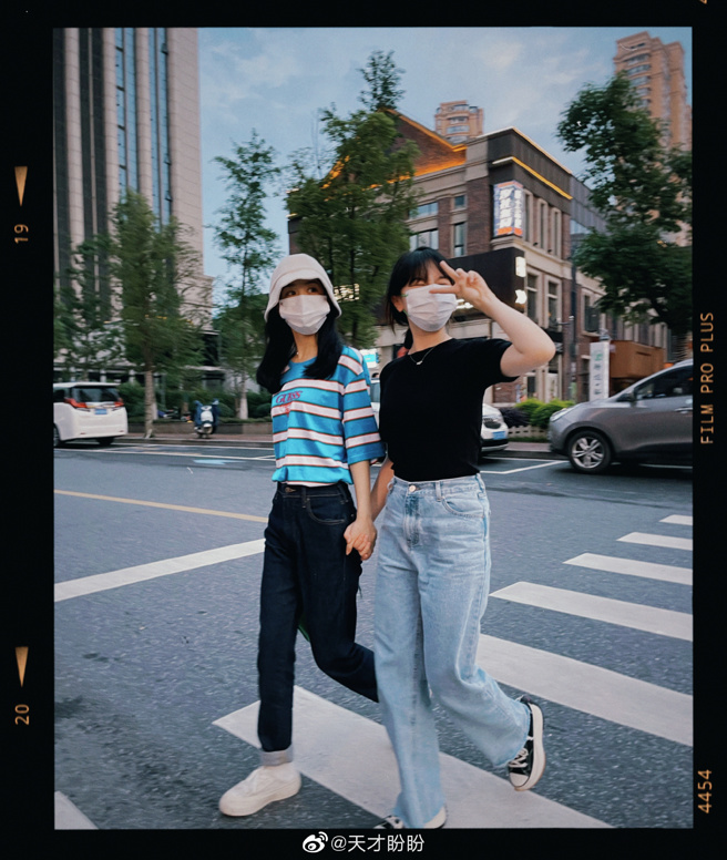 趙麗穎一雙大眼睛和纖細身材相當吸睛。（圖／取材自天才盼盼微博）