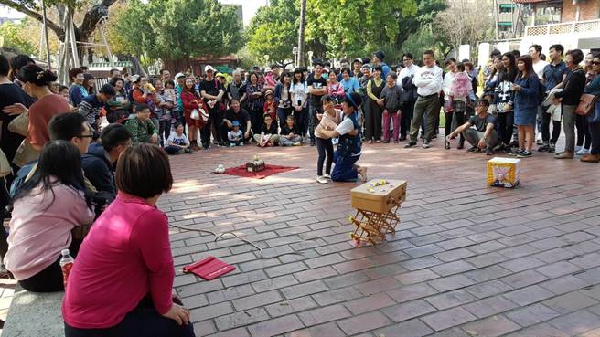 台南市推出首波街头艺人振兴方案，于全市17处扩大办理「街头艺人艺术角落」。(台南市文化局提供／曹婷婷台南传真)