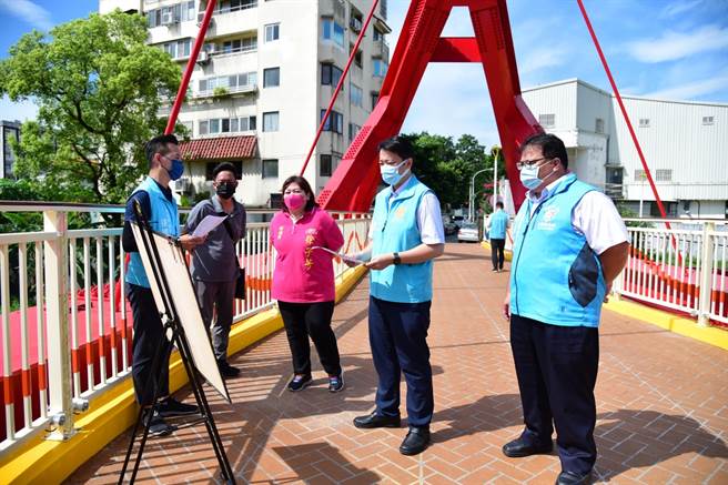 市长魏嘉贤偕同建设课长徐国城到菁华桥现勘施工完成后的现况，县议员徐子芳及市民代表杨哲沣也到场关切。（花莲市公所提供／王志伟花莲传真）