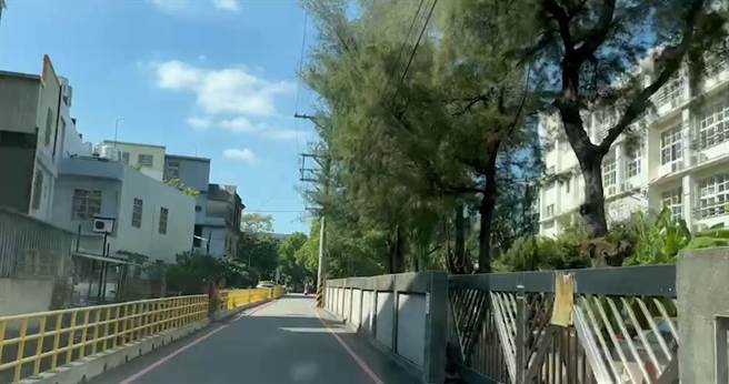 新竹市三民國小周邊行人及車流量大，但學校圍牆緊鄰車道，造成人車共道相當危險， 此次也將一併拆除圍牆，加寬人行道。（陳育賢攝）