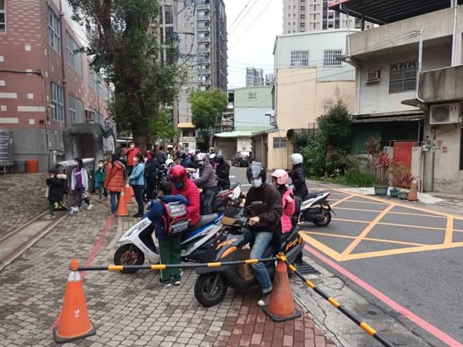 關東國小鄰近科學園區、關東市場，但道路狹小，家長接送區狹窄，此次將改善周邊總長度約677公尺的人行道。（陳育賢攝）