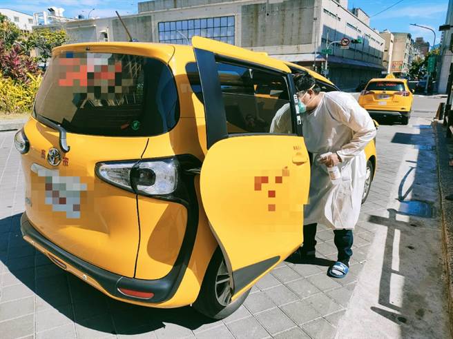 高雄市96位防疫计程车运将，提供24小时不间断服务。（高雄市交通局提供／高雄洪靖宜传真）