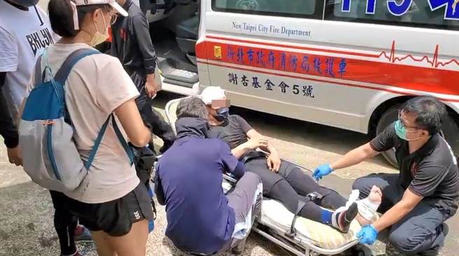 郭姓男子于双溪区虎豹潭古道健行时，不慎滑落边坡，头部受有撕裂伤。（翻摄照片／陈彩玲新北传真）