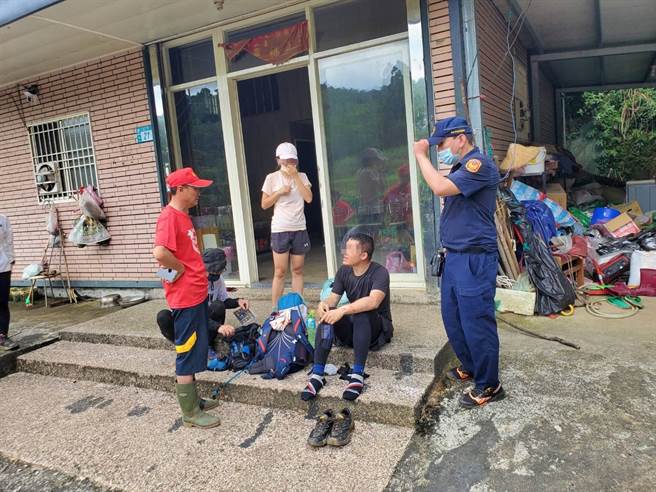 郭姓男子于双溪区虎豹潭古道健行时，不慎滑落边坡，头部受有撕裂伤。（翻摄照片／陈彩玲新北传真）