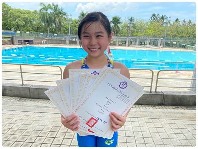 9岁的何康婗，今年在与泳课徵抢泳道训练中，还在全国南区分龄赛事夺下8金，十分难得。（程炳璋摄）