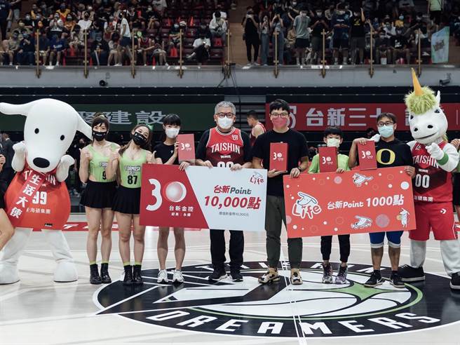 台新梦想家季后赛上演金控大战，中场活动特别邀请台新银行总经理尚瑞强颁发台新永续礼盒。（台新提供）