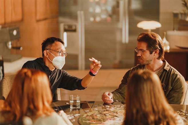 何蔚庭导演日前赴好莱坞跟海外演员讨论表演方式。（风度影业提供）