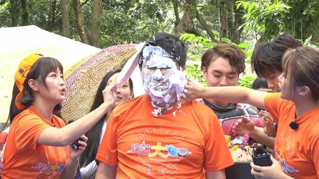 胡瓜遭阿翔惡整，全臉全是刮鬍泡。（民視提供）