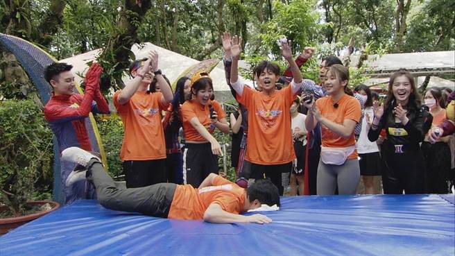 胡瓜示範遊戲關卡，卻意外陷入阿翔的慶生陷阱中。（民視提供）