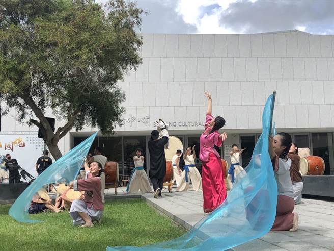 咚咚舞蹈团的舞动线条呈现细腻的感情戏，舞者中间可见布袋戏偶也参与其中。（云林县府文化观光处提供）