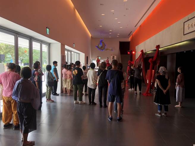 观看这出戏的观眾也不是坐着，所有人的脚步跟着情节移动，进入表演厅、后台看戏。（云林县府文化观光处提供）